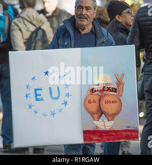 Whitehall, London, UK. 14. November 2018. Pro Brexit Mitkämpfer gegenüber von Downing Street und anti Brexit Gruppen in der Nähe der Downing Street sammeln Als besondere Kabinettssitzung durch zu sitzen ist der endgültige Entwurf zu diskutieren. Polizei cordon Schließt das vordere Tor zur Downing Street Personal und Medien. Credit: Malcolm Park/Alamy Leben Nachrichten. Stockfoto