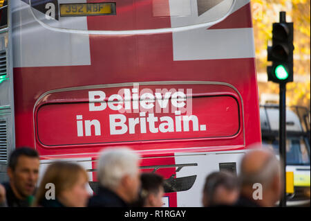 Whitehall, London, UK. 14. November 2018. Pro Brexit Mitkämpfer gegenüber von Downing Street und anti Brexit Gruppen in der Nähe der Downing Street sammeln Als besondere Kabinettssitzung durch zu sitzen ist der endgültige Entwurf zu diskutieren. Polizei cordon Schließt das vordere Tor zur Downing Street Personal und Medien. Credit: Malcolm Park/Alamy Leben Nachrichten. Stockfoto
