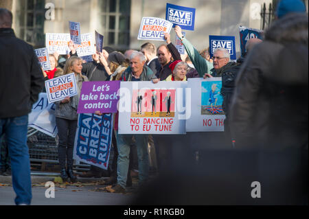 Whitehall, London, UK. 14. November 2018. Pro Brexit Mitkämpfer gegenüber von Downing Street und anti Brexit Gruppen in der Nähe der Downing Street sammeln Als besondere Kabinettssitzung durch zu sitzen ist der endgültige Entwurf zu diskutieren. Polizei cordon Schließt das vordere Tor zur Downing Street Personal und Medien. Credit: Malcolm Park/Alamy Leben Nachrichten. Stockfoto