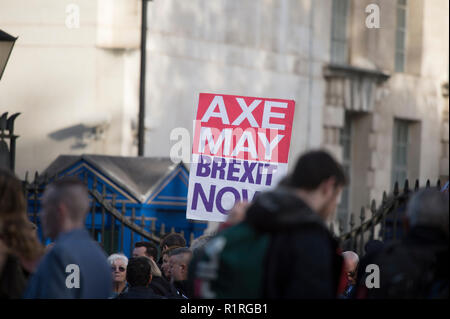 Whitehall, London, UK. 14. November 2018. Pro Brexit Mitkämpfer gegenüber von Downing Street und anti Brexit Gruppen in der Nähe der Downing Street sammeln Als besondere Kabinettssitzung durch zu sitzen ist der endgültige Entwurf zu diskutieren. Polizei cordon Schließt das vordere Tor zur Downing Street Personal und Medien. Credit: Malcolm Park/Alamy Leben Nachrichten. Stockfoto