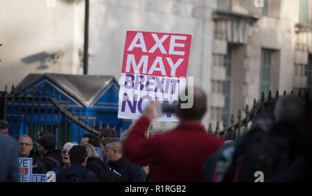 Whitehall, London, UK. 14. November 2018. Pro Brexit Mitkämpfer gegenüber von Downing Street und anti Brexit Gruppen in der Nähe der Downing Street sammeln Als besondere Kabinettssitzung durch zu sitzen ist der endgültige Entwurf zu diskutieren. Polizei cordon Schließt das vordere Tor zur Downing Street Personal und Medien. Credit: Malcolm Park/Alamy Leben Nachrichten. Stockfoto