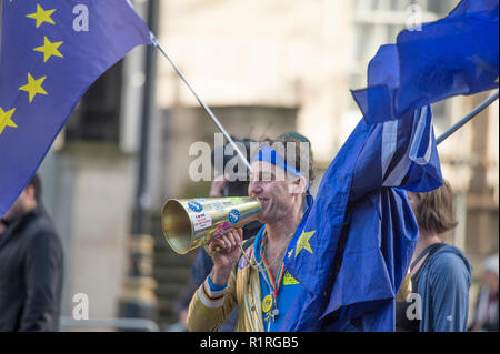 Whitehall, London, UK. 14. November 2018. Pro Brexit Mitkämpfer gegenüber von Downing Street und anti Brexit Gruppen in der Nähe der Downing Street sammeln Als besondere Kabinettssitzung durch zu sitzen ist der endgültige Entwurf zu diskutieren. Polizei cordon Schließt das vordere Tor zur Downing Street Personal und Medien. Credit: Malcolm Park/Alamy Leben Nachrichten. Stockfoto