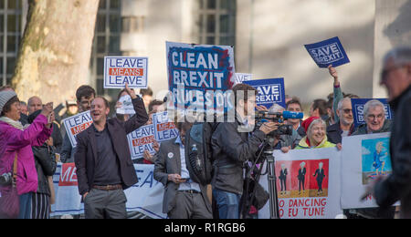 Whitehall, London, UK. 14. November 2018. Pro Brexit Mitkämpfer gegenüber von Downing Street und anti Brexit Gruppen in der Nähe der Downing Street sammeln Als besondere Kabinettssitzung durch zu sitzen ist der endgültige Entwurf zu diskutieren. Polizei cordon Schließt das vordere Tor zur Downing Street Personal und Medien. Credit: Malcolm Park/Alamy Leben Nachrichten. Stockfoto