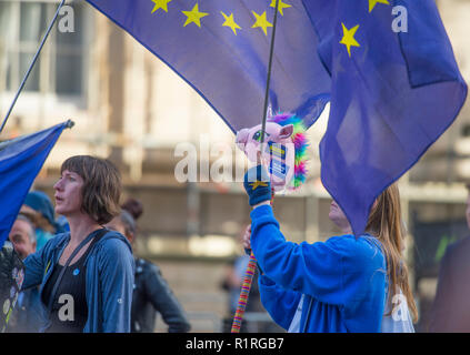 Whitehall, London, UK. 14. November 2018. Pro Brexit Mitkämpfer gegenüber von Downing Street und anti Brexit Gruppen in der Nähe der Downing Street sammeln Als besondere Kabinettssitzung durch zu sitzen ist der endgültige Entwurf zu diskutieren. Polizei cordon Schließt das vordere Tor zur Downing Street Personal und Medien. Credit: Malcolm Park/Alamy Leben Nachrichten. Stockfoto