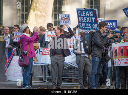 Whitehall, London, UK. 14. November 2018. Pro Brexit Mitkämpfer gegenüber von Downing Street und anti Brexit Gruppen in der Nähe der Downing Street sammeln Als besondere Kabinettssitzung durch zu sitzen ist der endgültige Entwurf zu diskutieren. Polizei cordon Schließt das vordere Tor zur Downing Street Personal und Medien. Credit: Malcolm Park/Alamy Leben Nachrichten. Stockfoto