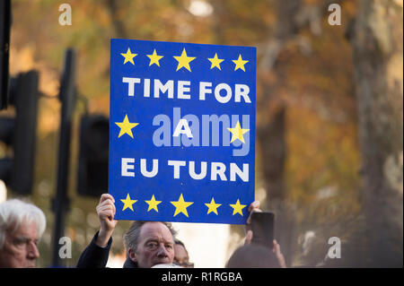 Whitehall, London, UK. 14. November 2018. Pro Brexit Mitkämpfer gegenüber von Downing Street und anti Brexit Gruppen in der Nähe der Downing Street sammeln Als besondere Kabinettssitzung durch zu sitzen ist der endgültige Entwurf zu diskutieren. Polizei cordon Schließt das vordere Tor zur Downing Street Personal und Medien. Credit: Malcolm Park/Alamy Leben Nachrichten. Stockfoto