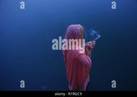 Kathmandu, Nepal. 14 Nov, 2018. Eine Frau bieten Gebete an die aufgehende Sonne während Chhath Festival in Kathmandu, Nepal. Credit: Skanda Gautam/ZUMA Draht/Alamy leben Nachrichten Stockfoto