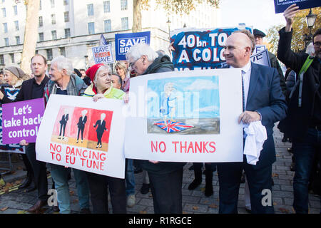 London, Großbritannien. 14. November 2018. Pro Brexit Mitkämpfer außerhalb der Downing Street als Minister sind aufgerufen, Entwurf Brexit Dokumente von Premierminister Theresa ggf. zurück: Amer ghazzal/Alamy leben Nachrichten Stockfoto