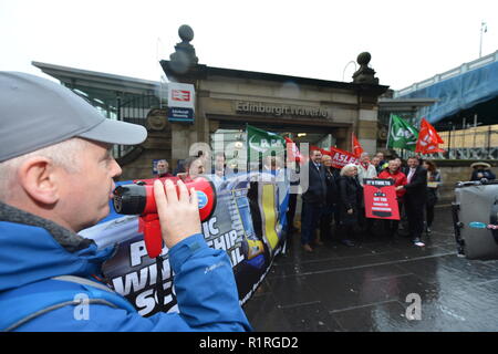 Edinburgh, Großbritannien. 14 Nov, 2018. Vor einem Holyrood Abstimmung fordern die ScotRail pause Klausel ausgeübt werden soll, schottische Labour-Vorsitzende Richard Leonard und Verkehr Sprecher Colin Smyth Kampagne zur Waverley Station. Credit: Colin Fisher/Alamy leben Nachrichten Stockfoto