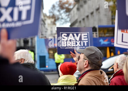 Downing Street, London, UK. 14. November 2018. Pro-Brexit Unterstützer demonstrieren gegenüber Downing Street als PM Theresa May hält eine Kabinettssitzung die Rücknahme Vereinbarung Dokument zu diskutieren. Quelle: Matthew Chattle/Alamy leben Nachrichten Stockfoto