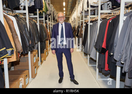 Hamburg, Deutschland. 14 Nov, 2018. Ralf Klöter, Geschäftsführer der Hamburgischen Staatsoper, in Kostüm und Maske Sammlung während der Eröffnung der neuen Werkstätten der Hamburgischen Staatsoper. Quelle: Georg Wendt/dpa/Alamy leben Nachrichten Stockfoto