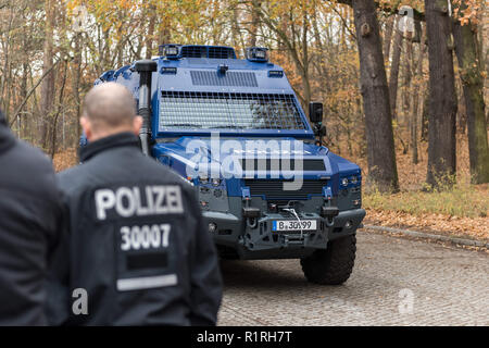 November 14, 2018 - Berlin, Berlin, Deutschland - Polizisten neben dem einsatzfahrzeug Survivor R bei der Übergabe gesehen. Übergabe der gepanzerten Rettungsfahrzeug ''Survivor R'' der Rheinmetall mit der Polizei in Berlin, Deutschland. Das Fahrzeug kann in ''Polizei Situationen mit hohem Risikopotential" verwendet, zum Beispiel spezielle Kräfte unter Schutz an den Einsatzort zu bringen oder Menschen aus einem Gefahrenbereich zu evakuieren. (Bild: © Markus Heine/SOPA Bilder über ZUMA Draht) Stockfoto