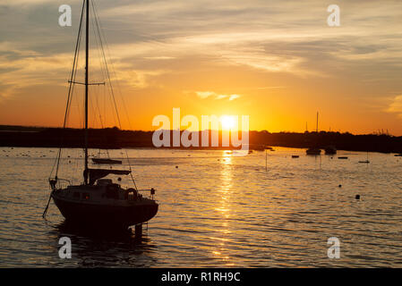 Leigh-on-Sea, Essex, Großbritannien. 14. November 2018. Die Sonnenuntergänge in Leigh-on-Sea Essex nach einem sehr milden Herbst Tag. Die Wettervorhersage ist für Temperaturen über Großbritannien gut über durchschnittlich für Mitte November, wo 17 c in den nächsten Tagen möglich ist, zu erreichen. 14. November 2018 Credit: MARTIN DALTON/Alamy leben Nachrichten Stockfoto