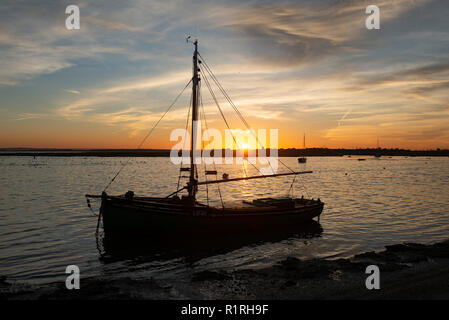 Leigh-on-Sea, Essex, Großbritannien. 14. November 2018. Die Sonnenuntergänge in Leigh-on-Sea Essex nach einem sehr milden Herbst Tag. Die Wettervorhersage ist für Temperaturen über Großbritannien gut über durchschnittlich für Mitte November, wo 17 c in den nächsten Tagen möglich ist, zu erreichen. 14. November 2018 Credit: MARTIN DALTON/Alamy leben Nachrichten Stockfoto