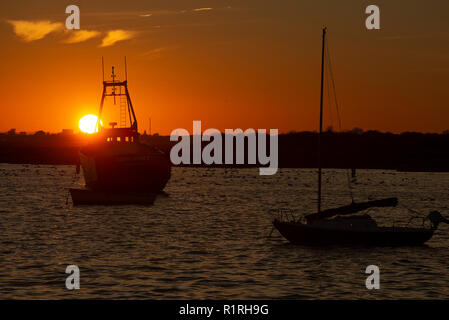 Leigh-on-Sea, Essex, Großbritannien. 14. November 2018. Die Sonnenuntergänge in Leigh-on-Sea Essex nach einem sehr milden Herbst Tag. Die Wettervorhersage ist für Temperaturen über Großbritannien gut über durchschnittlich für Mitte November, wo 17 c in den nächsten Tagen möglich ist, zu erreichen. 14. November 2018 Credit: MARTIN DALTON/Alamy leben Nachrichten Stockfoto