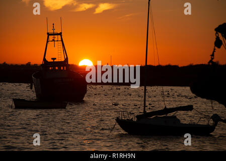 Leigh-on-Sea, Essex, Großbritannien. 14. November 2018. Die Sonnenuntergänge in Leigh-on-Sea Essex nach einem sehr milden Herbst Tag. Die Wettervorhersage ist für Temperaturen über Großbritannien gut über durchschnittlich für Mitte November, wo 17 c in den nächsten Tagen möglich ist, zu erreichen. 14. November 2018 Credit: MARTIN DALTON/Alamy leben Nachrichten Stockfoto