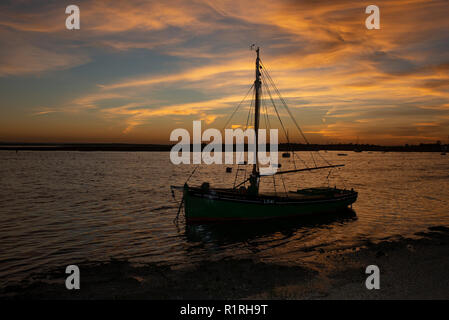 Leigh-on-Sea, Essex, Großbritannien. 14. November 2018. Die Sonnenuntergänge in Leigh-on-Sea Essex nach einem sehr milden Herbst Tag. Die Wettervorhersage ist für Temperaturen über Großbritannien gut über durchschnittlich für Mitte November, wo 17 c in den nächsten Tagen möglich ist, zu erreichen. 14. November 2018 Credit: MARTIN DALTON/Alamy leben Nachrichten Stockfoto