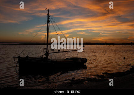 Leigh-on-Sea, Essex, Großbritannien. 14. November 2018. Die Sonnenuntergänge in Leigh-on-Sea Essex nach einem sehr milden Herbst Tag. Die Wettervorhersage ist für Temperaturen über Großbritannien gut über durchschnittlich für Mitte November, wo 17 c in den nächsten Tagen möglich ist, zu erreichen. 14. November 2018 Credit: MARTIN DALTON/Alamy leben Nachrichten Stockfoto