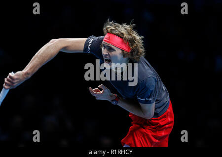 London, Großbritannien. 14. November 2018. 14. November 2018, O2 Arena, London, England; Nitto ATP-Finale; Alexander Zverev (GER) dient der Novak Djokovic (SRB) Credit: Aktion Plus Sport Bilder/Alamy leben Nachrichten Stockfoto