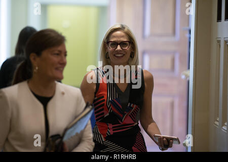 Washington, District of Columbia, USA. 14 Nov, 2018. United States Senator Elect Kyrsten Sinema (Demokrat von Arizona) hinterlässt einen demokratischen Caucus Treffen auf dem Capitol Hill in Washington, DC am 14 November, 2018 Quelle: Alex Edelman/CNP/ZUMA Draht/Alamy leben Nachrichten Stockfoto