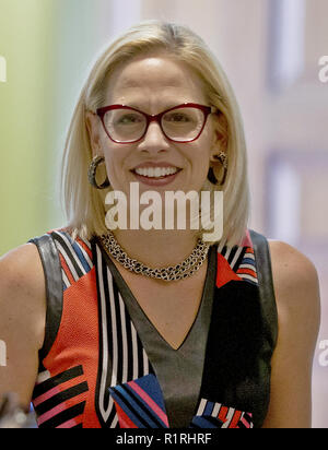 Washington, District of Columbia, USA. 14 Nov, 2018. United States Senator Elect Kyrsten Sinema (Demokrat von Arizona) hinterlässt einen demokratischen Caucus Treffen auf dem Capitol Hill in Washington, DC am 14 November, 2018 Quelle: Alex Edelman/CNP/ZUMA Draht/Alamy leben Nachrichten Stockfoto