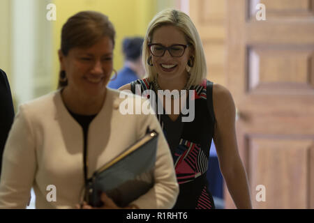 Washington, District of Columbia, USA. 14 Nov, 2018. United States Senator Elect Kyrsten Sinema (Demokrat von Arizona) hinterlässt einen demokratischen Caucus Treffen auf dem Capitol Hill in Washington, DC am 14 November, 2018 Quelle: Alex Edelman/CNP/ZUMA Draht/Alamy leben Nachrichten Stockfoto