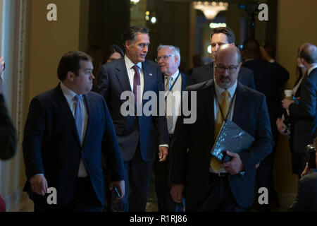 Washington, Vereinigte Staaten von Amerika. 14 Nov, 2018. United States Senator - wählen Sie Mitt Romney (Republikaner für Utah) Blätter Senat republikanischen Caucus Treffen an der United States Capitol auf dem Capitol Hill in Washington, DC am 14. November 2018. Credit: Alex Edelman/CNP | Verwendung der weltweiten Kredit: dpa/Alamy leben Nachrichten Stockfoto