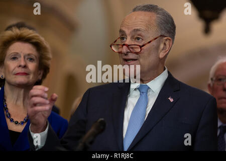 Senat der Vereinigten Staaten Minderheit Leader Chuck Schumer (Demokrat von New York) spricht mit Reportern auf einer Pressekonferenz folgende Senat Führung der demokratischen Wahlen an der United States Capitol auf dem Capitol Hill in Washington, DC am 14. November 2018. Auf der Suche nach Links ist US-Senator Debbie Stabenow (Demokrat aus Michigan). Credit: Alex Edelman/CNP | Verwendung weltweit Stockfoto