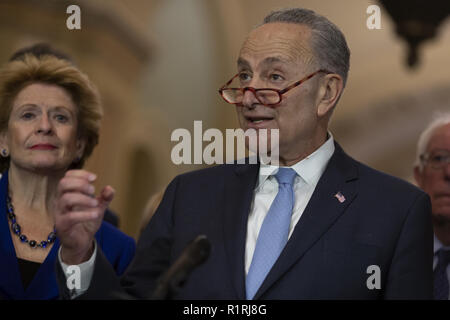 Washington, District of Columbia, USA. 14 Nov, 2018. Senat der Vereinigten Staaten Minderheit Leader Chuck Schumer (Demokrat von New York) spricht mit Reportern auf einer Pressekonferenz folgende Senat Führung der demokratischen Wahlen an der United States Capitol auf dem Capitol Hill in Washington, DC am 14. November 2018. Auf der Suche nach Links ist US-Senator Debbie Stabenow (Demokrat aus Michigan) Credit: Alex Edelman/CNP/ZUMA Draht/Alamy leben Nachrichten Stockfoto