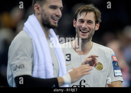 Flensburg, Deutschland. 14 Nov, 2018. Handball: Champions League, SG Flensburg-Handewitt - Paris St. Germain, Gruppenphase, Gruppe B, 8. Spieltag in den Flansch Arena. Nedim Remili aus Paris (l) und Uwe Gensheimer von Paris über den Sieg freuen. Quelle: Axel Heimken/dpa/Alamy leben Nachrichten Stockfoto