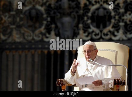 Vatikanstadt, Vatikanische. 14. November 2018. Papst Franziskus liefert seine Rede bei seiner Generalaudienz auf dem Petersplatz. © Riccardo De Luca UPDATE BILDER/Alamy leben Nachrichten Stockfoto