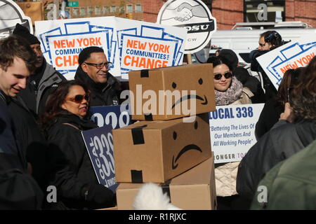 New York, NY, USA. 14 Nov. 2018. Gewählte Beamte und Bewohner von Long Island City protestiert die Kosten nach New York City in der Steuer Werbegeschenke, die durch die Stadt Amazon zu verleiten, seinen zweiten Standort in der Nähe des Flusses und drei U-Bahn-Stationen von Manhattan zu finden, 14. November 2018. Voicing Bedenken aus: Über eine betonte U-Bahn System, verstopfte Straßen und die Auswirkungen auf die Mieten, waren einige der Bedenken, die von ansässigen und Beamten gerichtet. © 2018 G. Ronald Lopez/DigiPixsAgain. us/Alamy leben Nachrichten Stockfoto