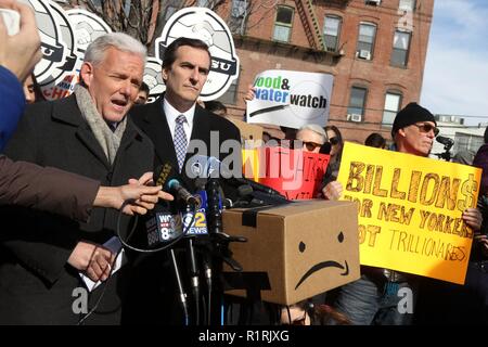 New York, NY, USA. 14 Nov. 2018. New York City Stadtrat JAMES G. VAN BRAMER (L) und Bereich Vertreter New York State Sen. MICHAEL GIANARIS (R) Adresse Bewohner von Long Island City über die Kosten nach New York City in der Steuer Werbegeschenke, die durch die Stadt Amazon zu verleiten, seinen zweiten Standort in der Nähe des Flusses und drei U-Bahn-Stationen von Manhattan zu finden, 14. November 2018. Voicing Bedenken aus: Über eine betonte U-Bahn System, verstopfte Straßen und die Auswirkungen auf die Mieten, waren einige der Bedenken, die von ansässigen und Beamten gerichtet. © 2018 G. Ronald Lopez/DigiPixsAgain. Stockfoto
