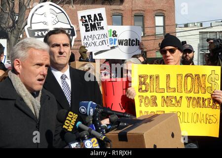 New York, NY, USA. 14 Nov. 2018. New York City Stadtrat JAMES G. VAN BRAMER (L) und Bereich Vertreter New York State Sen. MICHAEL GIANARIS (R) Adresse Bewohner von Long Island City über die Kosten nach New York City in der Steuer Werbegeschenke, die durch die Stadt Amazon zu verleiten, seinen zweiten Standort in der Nähe des Flusses und drei U-Bahn-Stationen von Manhattan zu finden, 14. November 2018. Voicing Bedenken aus: Über eine betonte U-Bahn System, verstopfte Straßen und die Auswirkungen auf die Mieten, waren einige der Bedenken, die von ansässigen und Beamten gerichtet. © 2018 G. Ronald Lopez/DigiPixsAgain. Stockfoto