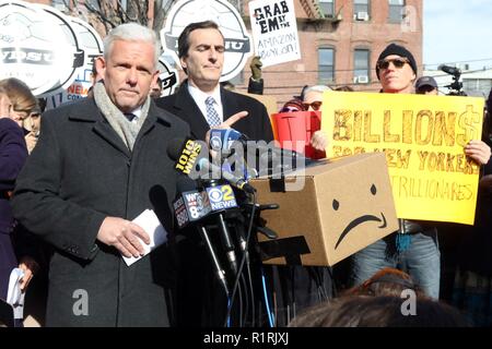 New York, NY, USA. 14 Nov. 2018. New York City Stadtrat JAMES G. VAN BRAMER (L) und Bereich Vertreter New York State Sen. MICHAEL GIANARIS (R) Adresse Bewohner von Long Island City über die Kosten nach New York City in der Steuer Werbegeschenke, die durch die Stadt Amazon zu verleiten, seinen zweiten Standort in der Nähe des Flusses und drei U-Bahn-Stationen von Manhattan zu finden, 14. November 2018. Voicing Bedenken aus: Über eine betonte U-Bahn System, verstopfte Straßen und die Auswirkungen auf die Mieten, waren einige der Bedenken, die von ansässigen und Beamten gerichtet. © 2018 G. Ronald Lopez/DigiPixsAgain. Stockfoto