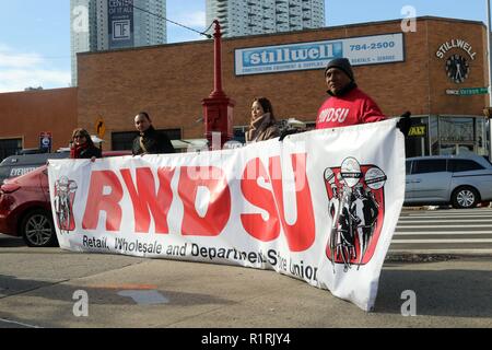 New York, NY, USA. 14 Nov. 2018. Gewählte Beamte und Bewohner von Long Island City protestiert die Kosten nach New York City in der Steuer Werbegeschenke, die durch die Stadt Amazon zu verleiten, seinen zweiten Standort in der Nähe des Flusses und drei U-Bahn-Stationen von Manhattan zu finden, 14. November 2018. Voicing Bedenken aus: Über eine betonte U-Bahn System, verstopfte Straßen und die Auswirkungen auf die Mieten, waren einige der Bedenken, die von ansässigen und Beamten gerichtet. © 2018 G. Ronald Lopez/DigiPixsAgain. us/Alamy leben Nachrichten Stockfoto