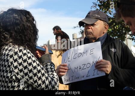 New York, NY, USA. 14 Nov. 2018. Gewählte Beamte und Bewohner von Long Island City protestiert die Kosten nach New York City in der Steuer Werbegeschenke, die durch die Stadt Amazon zu verleiten, seinen zweiten Standort in der Nähe des Flusses und drei U-Bahn-Stationen von Manhattan zu finden, 14. November 2018. Voicing Bedenken aus: Über eine betonte U-Bahn System, verstopfte Straßen und die Auswirkungen auf die Mieten, waren einige der Bedenken, die von ansässigen und Beamten gerichtet. © 2018 G. Ronald Lopez/DigiPixsAgain. us/Alamy leben Nachrichten Stockfoto