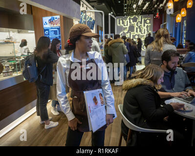 New York, USA. 14. Nov 2018. Nutella Liebhaber in Scharen zur Eröffnung des Nutella Cafe in der Nähe von Greenwich Village in New York am Mittwoch, den 14. November 2018. Dies ist der zweite Speicher für den italienischen Konditor in eröffnete die erste in Chicago im Mai letzten Jahres. Die Haselnuss Praline hat eine fast Kult - wie das Folgende und das Menü der Cafe ist extrem Nutella-centric. (© Richard B. Levine) Credit: Richard Levine/Alamy leben Nachrichten Stockfoto