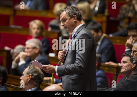 Paris, Ile de France, Frankreich. 14 Nov, 2018. Mitglied des französischen Versammlung beobachtet, als er während einer Sitzung der Fragen zur Regierung in der Nationalversammlung. Credit: Thierry Le Fouille/SOPA Images/ZUMA Draht/Alamy leben Nachrichten Stockfoto