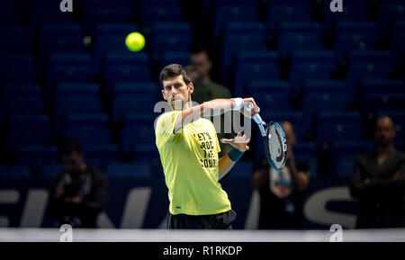 London, Großbritannien. 14. Nov 2018. Novak Djokovic (Serbien) während der Schulung bei Tag vier der zweiten Round robin Gleiches an Nitto ATP-Finale in London in der O2, London, England am 14. November 2018. Foto von Andy Rowland. Credit: Andrew Rowland/Alamy leben Nachrichten Stockfoto