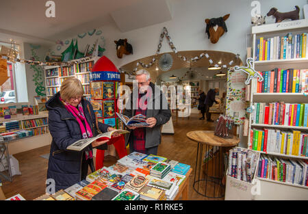 Mainstreet Handelsunternehmen, Melrose, Scottish Borders, Schottland. 14. November 2018. St Boswells Buchhandlung, Cafe, deli namens Britain's Best Small Shop von 2018, durch die unabhängigen Einzelhändler Bund ausgezeichnet. Eine kombinierte Buchhandlung, Cafe, Feinkost & Haushaltswaren shop in St Boswells basiert, in den ländlichen Scottish Borders, ist genannt worden Großbritanniens Besten kleinen Shop von 2018 bei einer Veranstaltung in den Häusern des Parlaments. Eine unabhängige Buchhandlung, Buchhandlung & Die Mainstreet's Trading Company Cafe, ist genannt worden Großbritanniens Besten kleinen Shop von 2018. Credit: Phil Wilkinson/Alamy leben Nachrichten Stockfoto