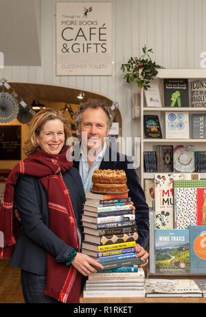 Mainstreet Handelsunternehmen, Melrose, Scottish Borders, Schottland. 14. November 2018. St Boswells Buchhandlung, Cafe, deli namens Britain's Best Small Shop von 2018, durch die unabhängigen Einzelhändler Bund ausgezeichnet. Eine kombinierte Buchhandlung, Cafe, Feinkost & Haushaltswaren shop in St Boswells basiert, in den ländlichen Scottish Borders, ist genannt worden Großbritanniens Besten kleinen Shop von 2018 bei einer Veranstaltung in den Häusern des Parlaments. Eine unabhängige Buchhandlung, Buchhandlung & Die Mainstreet's Trading Company Cafe, ist genannt worden Großbritanniens Besten kleinen Shop von 2018. Credit: Phil Wilkinson/Alamy leben Nachrichten Stockfoto