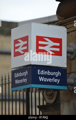 Edinburgh, Großbritannien. 14 Nov, 2018. Ziel: kann man nur raten? Vor einem Holyrood Abstimmung fordern die ScotRail pause Klausel ausgeübt werden soll, schottische Labour-Vorsitzende Richard Leonard und Verkehr Sprecher Colin Smyth in der Waverley Station geworben. Credit: Colin Fisher/Alamy leben Nachrichten Stockfoto