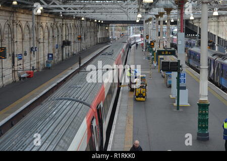 Edinburgh, Großbritannien. 14 Nov, 2018. Ziel: kann man nur raten? Vor einem Holyrood Abstimmung fordern die ScotRail pause Klausel ausgeübt werden soll, schottische Labour-Vorsitzende Richard Leonard und Verkehr Sprecher Colin Smyth in der Waverley Station geworben. Credit: Colin Fisher/Alamy leben Nachrichten Stockfoto