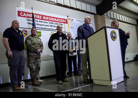 Chico, Kalifornien, USA. 14 Nov, 2018. Kalifornien reg. JERRY BROWN, dritter von links, und US-Innenminister RYAN ZINKE, zweiter von rechts, an einem Presser am Lagerfeuer Vorfall an der Silver Dollar Fairgrounds in Chico, Kalifornien. Quelle: Joel Engel Juarez/ZUMA Draht/Alamy leben Nachrichten Stockfoto