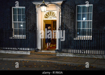 London, Großbritannien. 14. November 2018: Premierminister Theresa May kehrt in die Downing Street Nr.10 nach eine Erklärung vor, die bestätigt, dass Ihr Kabinett zurück Die Brexit Entwurf eines Abkommens. Credit: Claire Doherty/Alamy leben Nachrichten Stockfoto