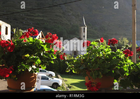 Espot, Spanien. 13 Sep, 2018. Der Berg Gemeinschaft von Espot in den spanischen Pyrenäen ist der Ausgangspunkt für Wanderungen in den Nationalpark Aiguestortes - Blick auf die romanische Kirche aus dem 15. Jahrhundert, auf 13.09.2018 | Verwendung der weltweiten Kredit aufgezeichnet: dpa/Alamy leben Nachrichten Stockfoto