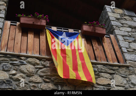 Espot, Spanien. 15 Sep, 2018. Die Espot Mountain Community in den spanischen Pyrenäen ist der Ausgangspunkt für Wanderungen in den Nationalpark Aiguestortes - auf einem Balkon hängt die katalanische Flagge, auf 15.09.2018 | Verwendung der weltweiten Kredit fotografiert: dpa/Alamy leben Nachrichten Stockfoto