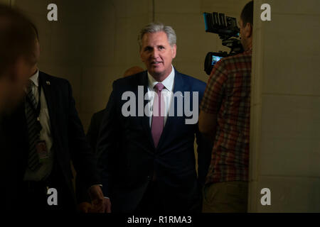 Washington, Vereinigte Staaten von Amerika. 14 Nov, 2018. Us-Repräsentantenhaus Minderheit Führer Kevin McCarthy, Republikaner von Kalifornien, kommt auf einer Pressekonferenz nach Abschluss der Haus republikanischen Fraktionsvorsitz Wahlen auf dem Capitol Hill in Washington, DC am 14. November 2018. Credit: Alex Edelman/CNP | Verwendung der weltweiten Kredit: dpa/Alamy leben Nachrichten Stockfoto