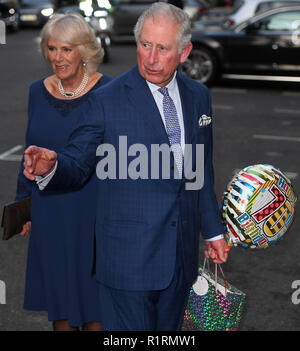 London, Großbritannien. 14. Nov 2018. Prinz Charles 70. Geburtstag. Prinz Charles, Prinz von Wales, begleitet von seiner Frau Camilla, Herzogin von Cornwall besuchen Spencer House in St James auf seinem 70. Geburtstag, für eine Tea Party mit alter UK 70 inspirierende Menschen ihren 70. Geburtstag dieses Jahr Kennzeichnung feiern. Bild von Andrew Parsons/Parsons Media Credit: Andrew Parsons/Alamy leben Nachrichten Stockfoto